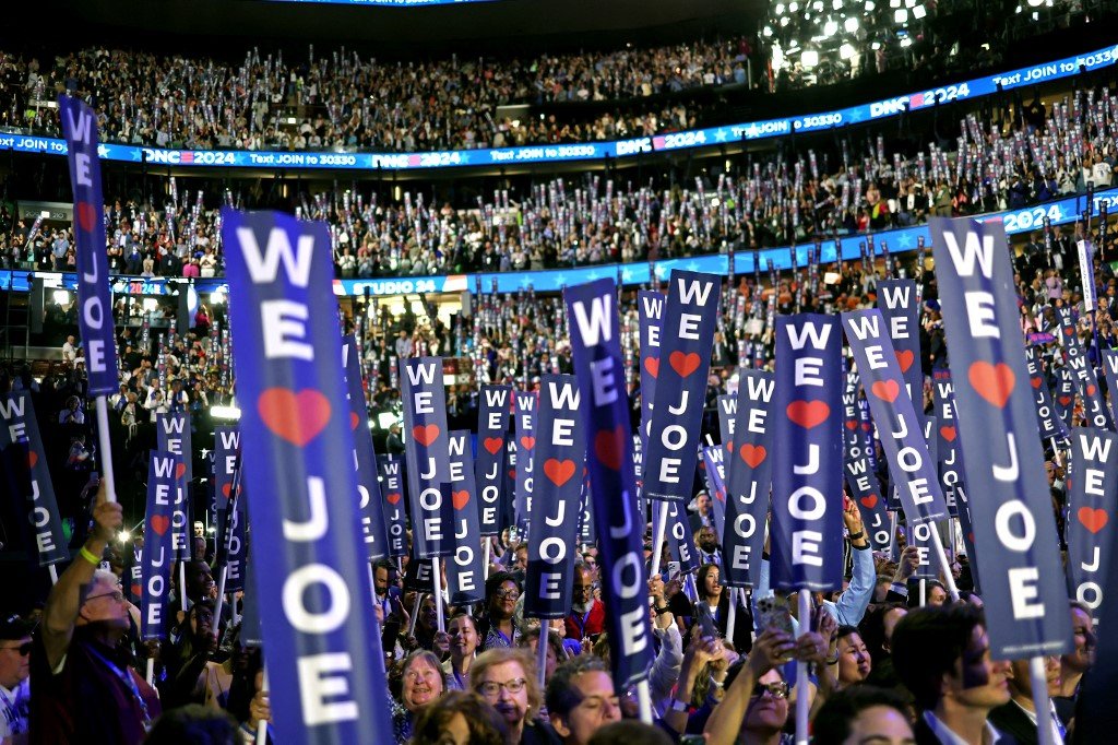 Participantes seguram cartazes com os dizerem "Eu amo Joe"durante discurso de Joe Biden na Convenção Democrata em Chicago.