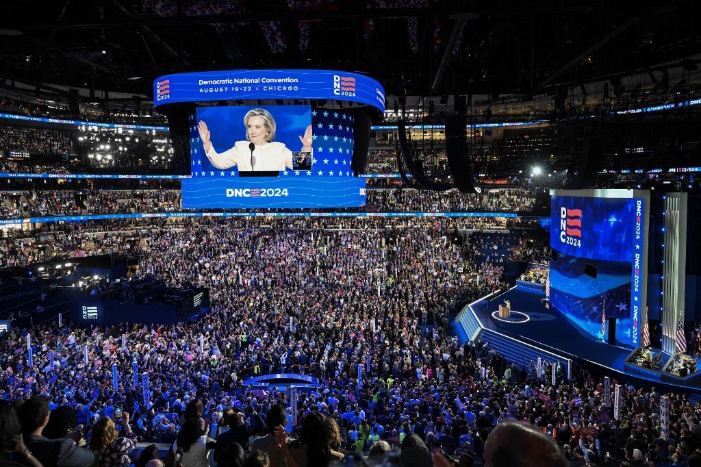 A ex-secretária de Estado dos EUA, Hillary Clinton, discursa no primeiro dia da Convenção Nacional Democrata (DNC) no United Center, em Chicago, Illinois, em 19 de agosto de 2024.