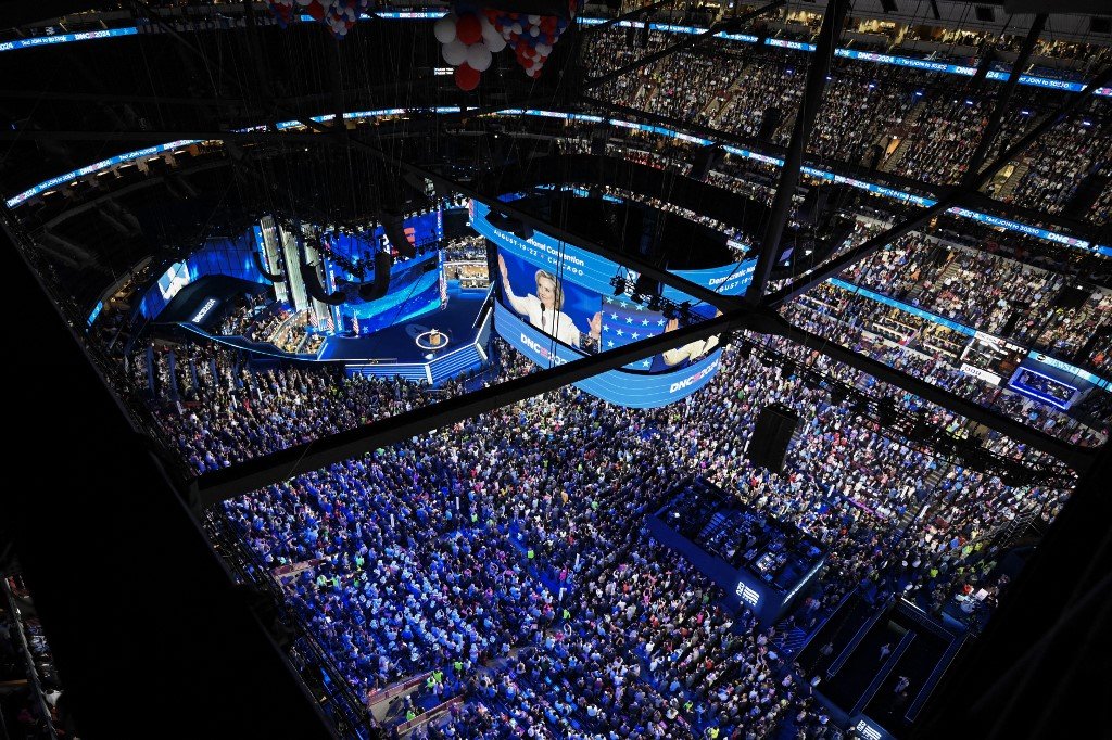 Uma visão geral enquanto a ex-Secretária de Estado dos EUA, Hillary Clinton, discursa no primeiro dia da Convenção Nacional Democrata (DNC) no United Center, em Chicago, Illinois, em 19 de agosto de 2024.