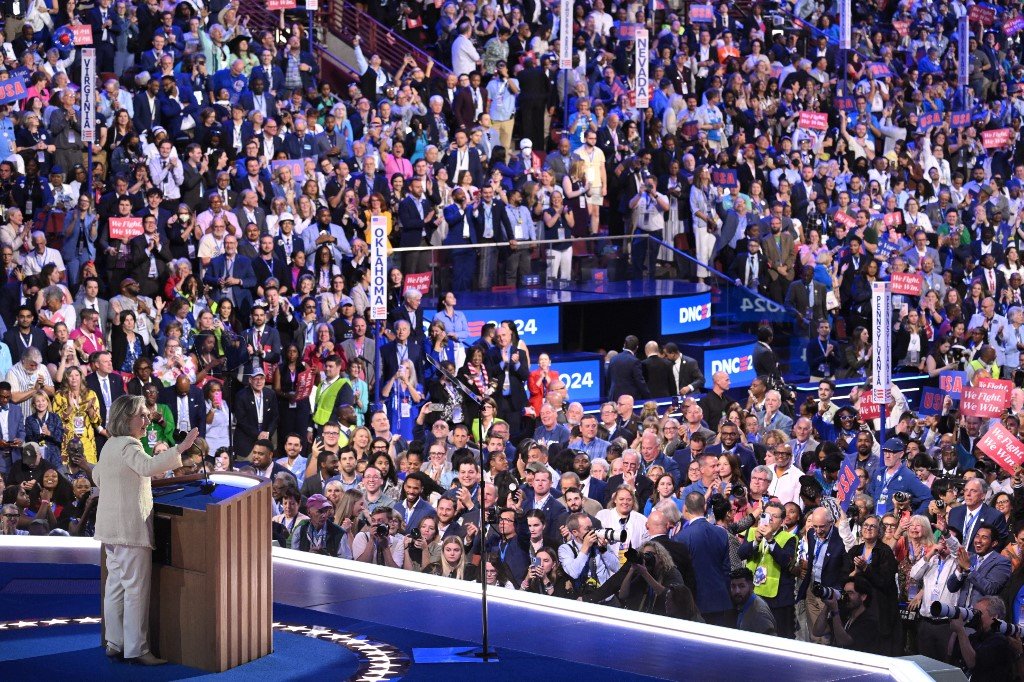 A ex-secretária de Estado dos EUA, Hillary Clinton, discursa no primeiro dia da Convenção Nacional Democrata (DNC) no United Center, em Chicago, Illinois, em 19 de agosto de 2024.