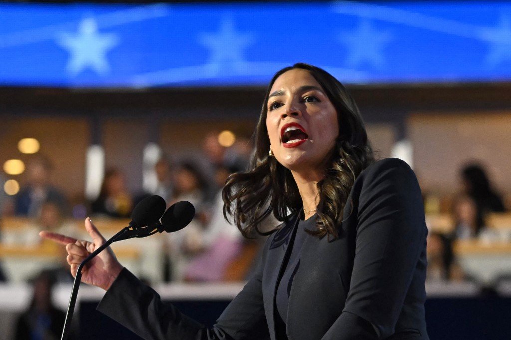 A representante dos EUA Alexandria Ocasio-Cortez (D-NY) acena enquanto sai do palco após discursar no primeiro dia da Convenção Nacional Democrata (DNC) no United Center, em Chicago, Illinois, em 19 de agosto de 2024