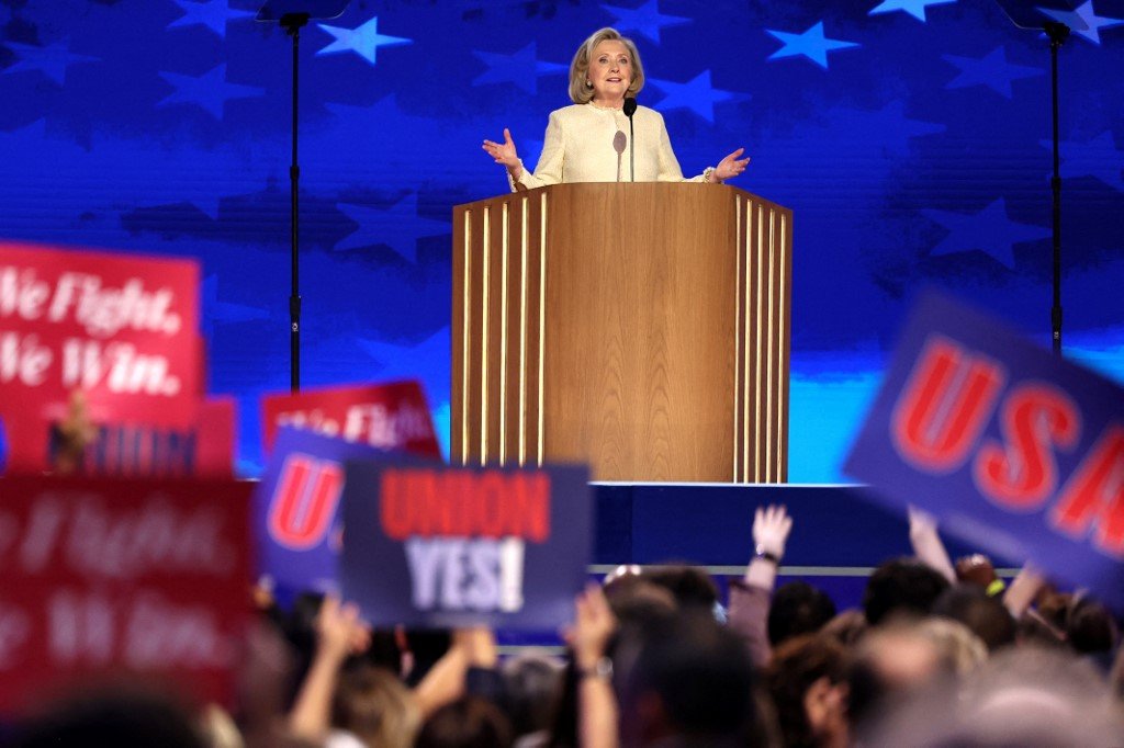 A ex-secretária de Estado dos EUA, Hillary Clinton, discursa no primeiro dia da Convenção Nacional Democrata (DNC) no United Center, em Chicago, Illinois, em 19 de agosto de 2024.