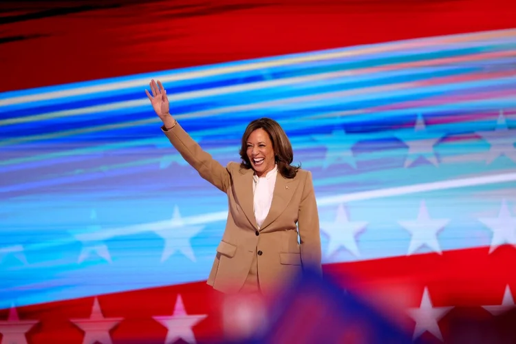 A vice-presidente dos EUA e candidata democrata à presidência em 2024, Kamala Harris, chega ao palco no primeiro dia da Convenção Nacional Democrata (DNC) no United Center, em Chicago, Illinois, em 19 de agosto de 2024. (Charly Triballeau/AFP)