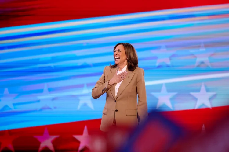 A vice-presidente dos EUA e candidata democrata à presidência em 2024, Kamala Harris, chega ao palco no primeiro dia da Convenção Nacional Democrata (DNC) no United Center, em Chicago, Illinois, em 19 de agosto de 2024 (Charly Triballeau/AFP)