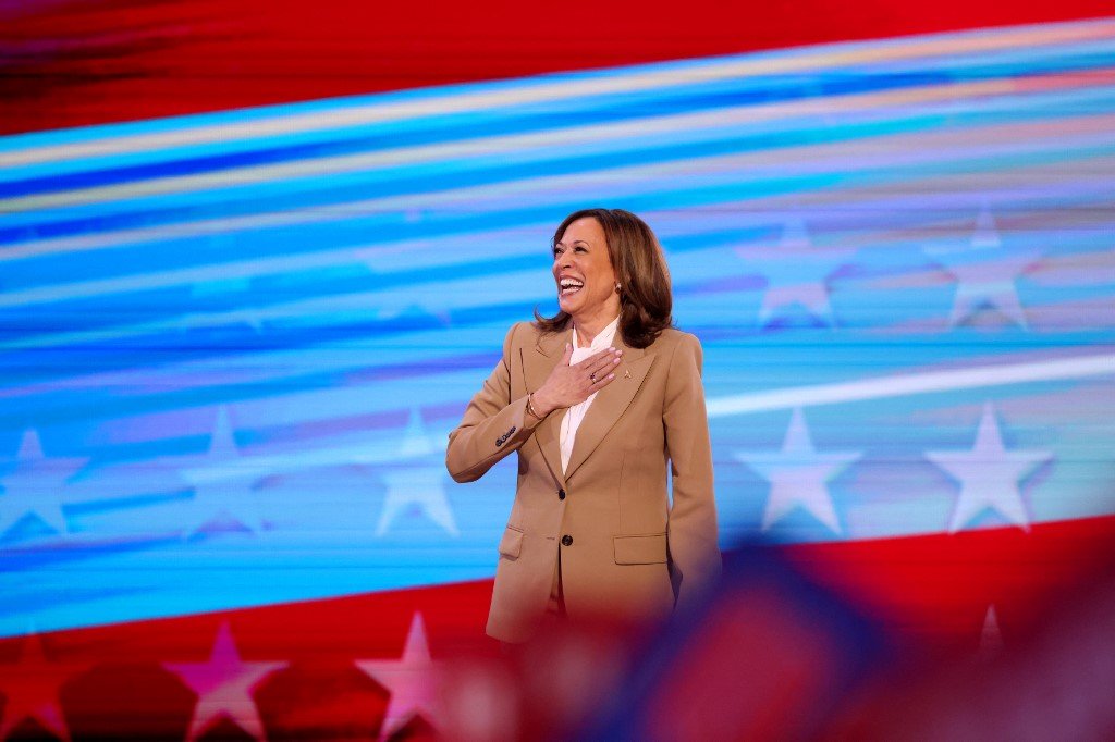 A vice-presidente dos EUA e candidata democrata à presidência em 2024, Kamala Harris, chega ao palco no primeiro dia da Convenção Nacional Democrata (DNC) no United Center, em Chicago, Illinois, em 19 de agosto de 2024.