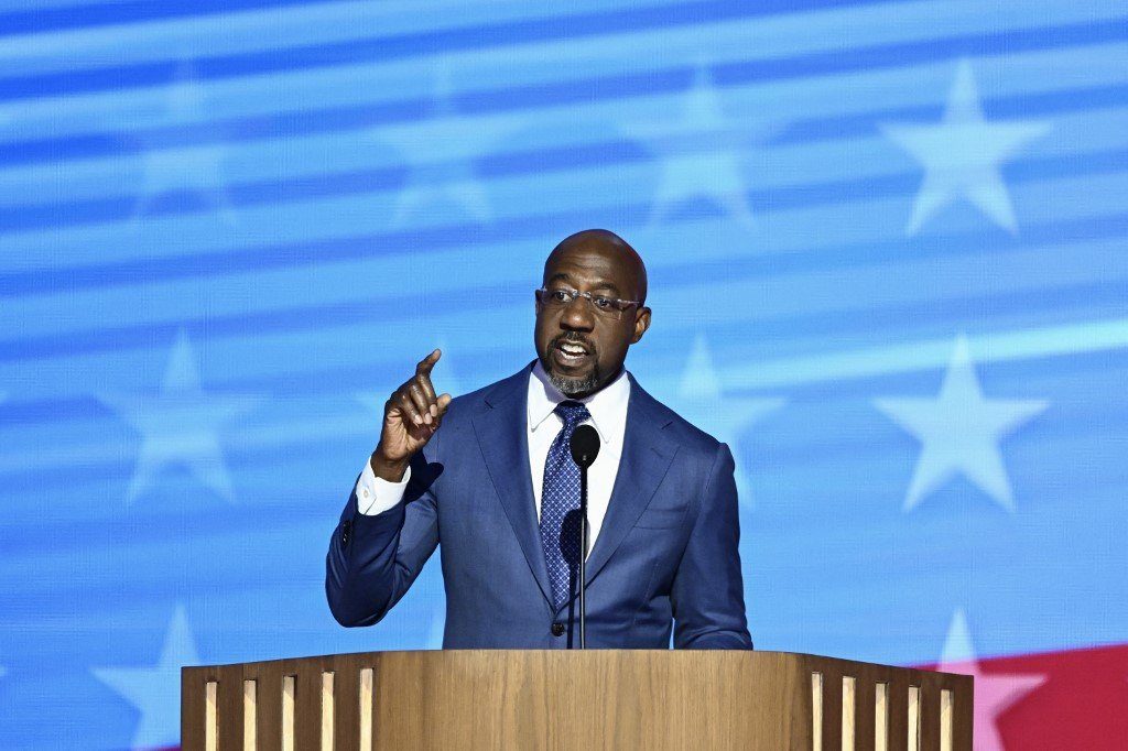 O senador dos EUA Raphael Warnock, democrata da Geórgia, discursa no primeiro dia da Convenção Nacional Democrata (DNC) no United Center, em Chicago, Illinois, em 19 de agosto de 2024.