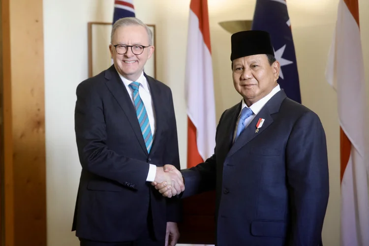 Esta foto de folheto tirada e divulgada em 20 de agosto de 2024 pela Prabowo Media Team mostra o Primeiro-Ministro da Austrália Anthony Albanese (E) e o Ministro da Defesa e presidente eleito da Indonésia Prabowo Subianto apertando as mãos durante sua reunião bilateral em Canberra (Prabowo Media Team)