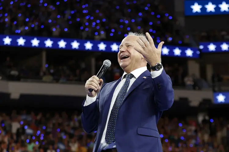 Tim Walz, na Convenção Democrata ( Kamil Krzacynski/AFP)