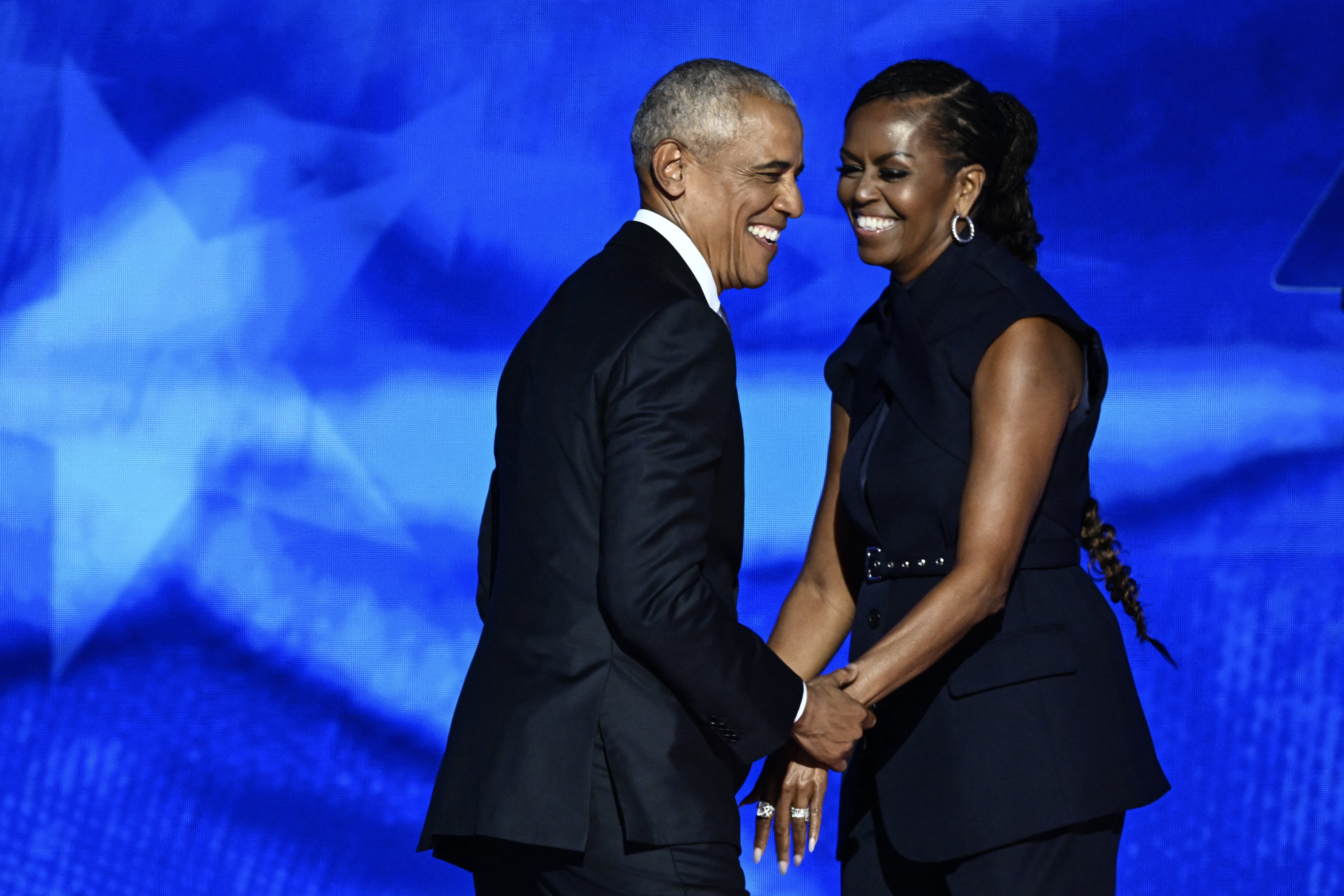 O ex-presidente dos EUA, Barack Obama, chega ao palco depois que sua esposa e ex-primeira-dama Michelle Obama o apresentou no segundo dia da Convenção Nacional Democrata (DNC) no United Center em Chicago, Illinois, em 20 de agosto de 2024