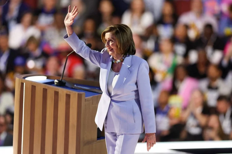 A ex-presidente da Câmara dos EUA, Nancy Pelosi, em discurso na convenção democrata.  (Charly Triballeau/AFP)