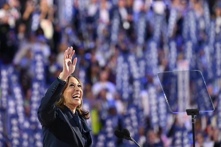 A vice-presidente dos EUA e candidata presidencial democrata de 2024, Kamala Harris, acena enquanto fala no quarto e último dia da Convenção Nacional Democrata (DNC) no United Center em Chicago, Illinois, em 22 de agosto de 2024 (Robyn Beck/AFP)