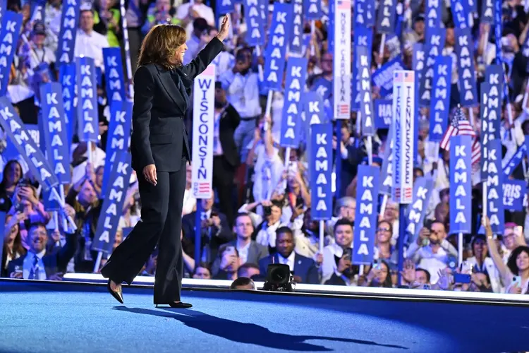 A vice-presidente dos EUA e candidata do partido democrata nas eleições dos EUA durante discurso no qual aceitou a nomeação do partido (AFP/AFP)