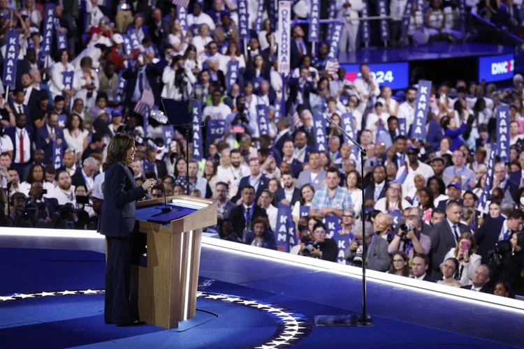 A vice-presidente dos EUA e candidata do partido democrata discursa em Chicago na convenção da sigla. Kamala se apresentou aos americanos no discurso mais importante até aqui de sua carreira (AFP/AFP)