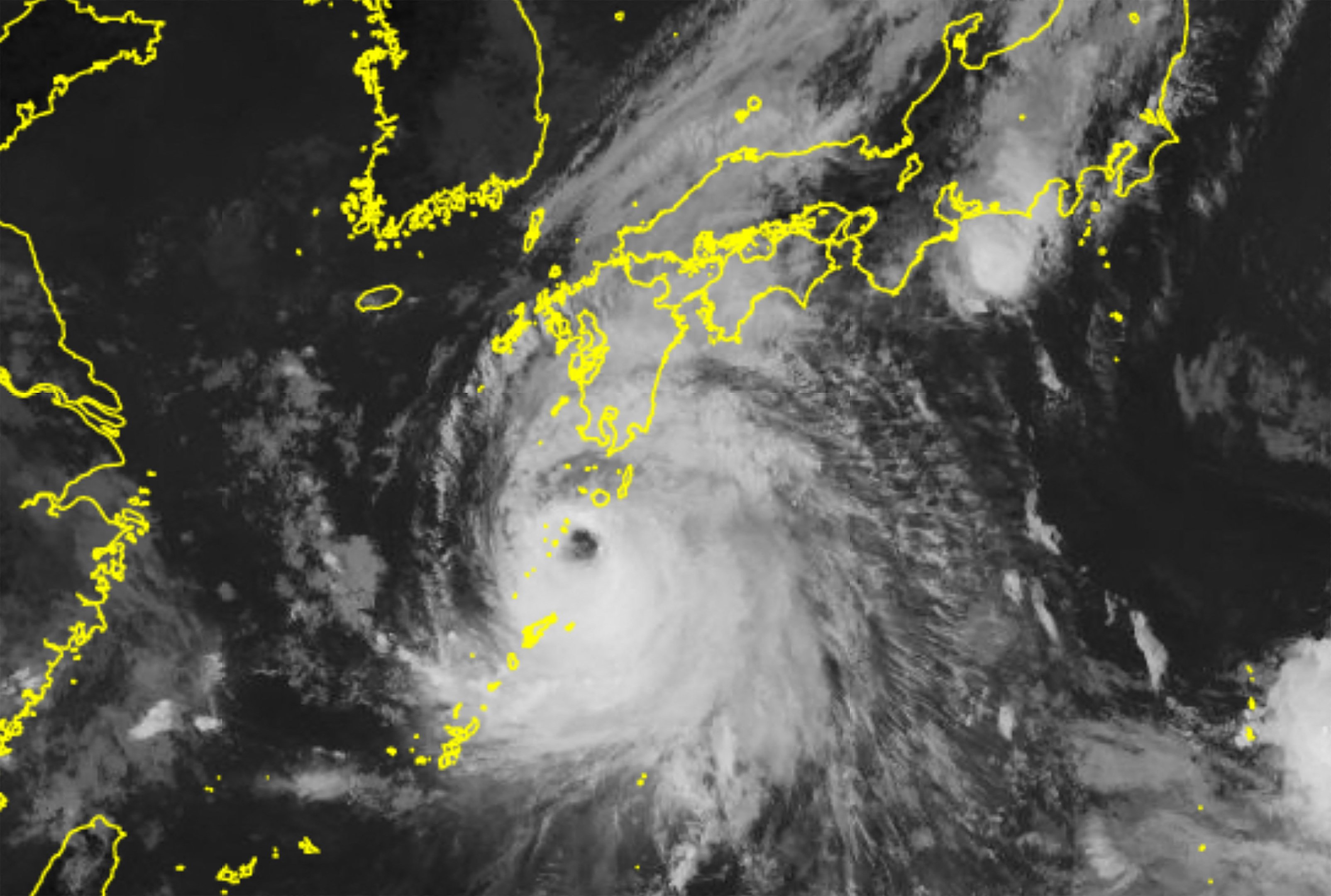 imagem de folheto tirada do satélite "Himawari" da Agência Meteorológica do Japão em 28 de agosto de 2024 mostra o tufão Shanshan (C) se aproximando da região de Kyushu, no Japão