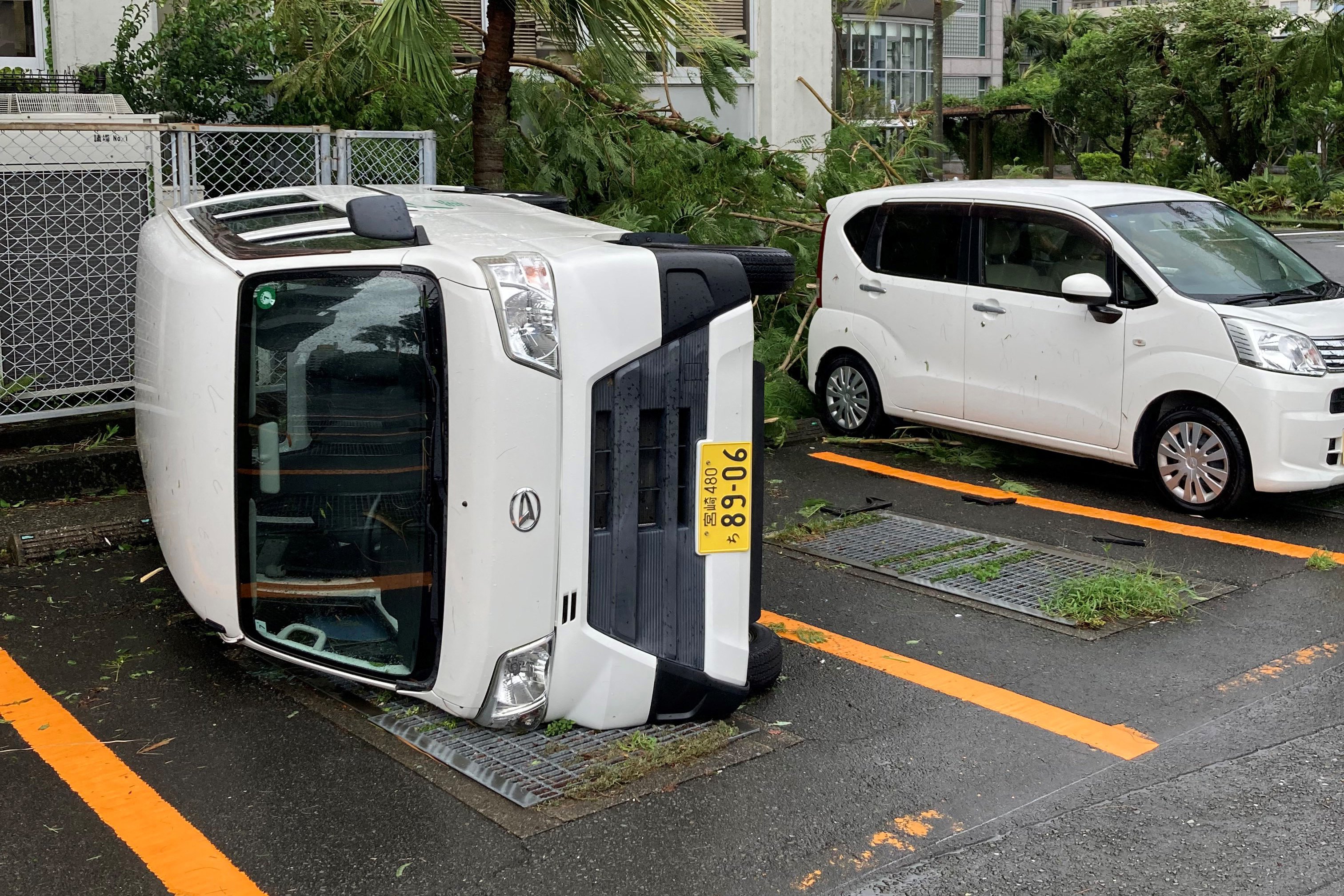 Foto de folheto tirada e divulgada pela Prefeitura de Miyazaki em 29 de agosto de 2024 mostra um carro capotado por fortes ventos do Tufão Shanshan em Miyazaki