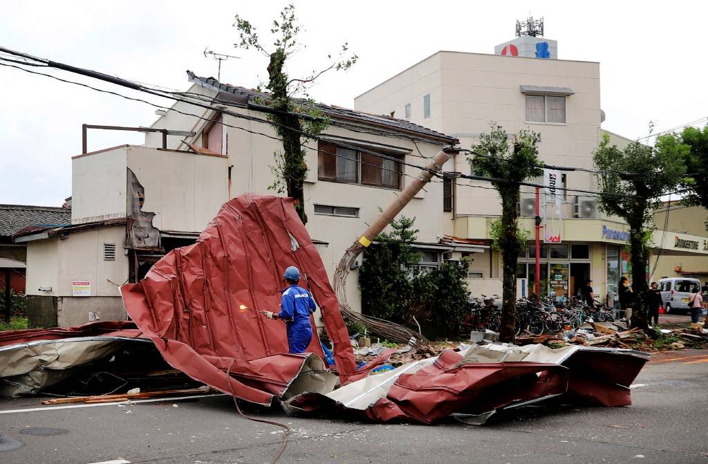 Com 3 mortos, Japão recomenda evacuação de milhões de pessoas após chegada de tufão