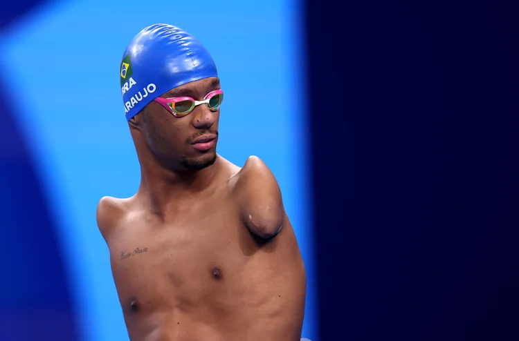 Gabriel Araújo avança para as finais de natação nos Jogos Paralímpicos de Paris (FRANCK FIFE /AFP)