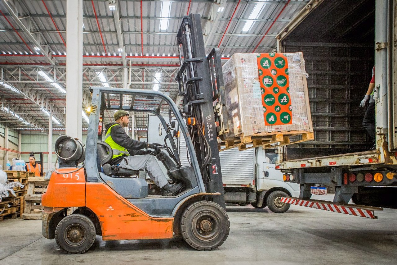 Além da ação de recrutamento, o Grupo Carrefour doou 500 toneladas de alimentos e produtos de limpeza para o RS 