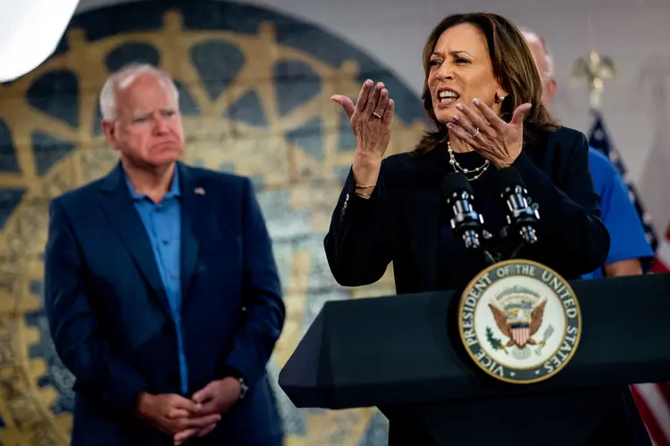 A vice-presidente dos EUA e candidata democrata, Kamala Harris, e seu companheiro de chapa, o governador do Minnesota, Tim Walz  (Andrew Harnik/Getty Images/AFP Photo)