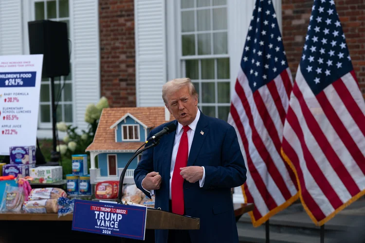 Donald Trump, ex-presidente, durante coletiva nesta quinta, 15 de agosto (Adam Gray/AFP)