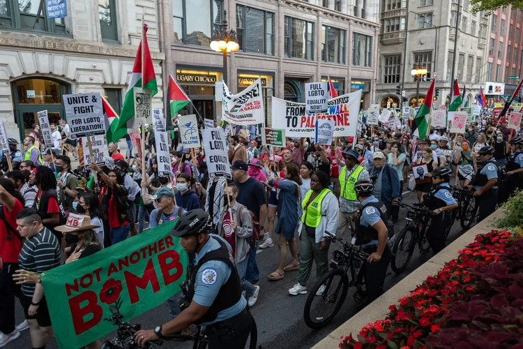 Protesto a favor da Palestina em Chicago, no domingo, 18, antes da Convenção Democrata (Jim Vondruska/AFP)