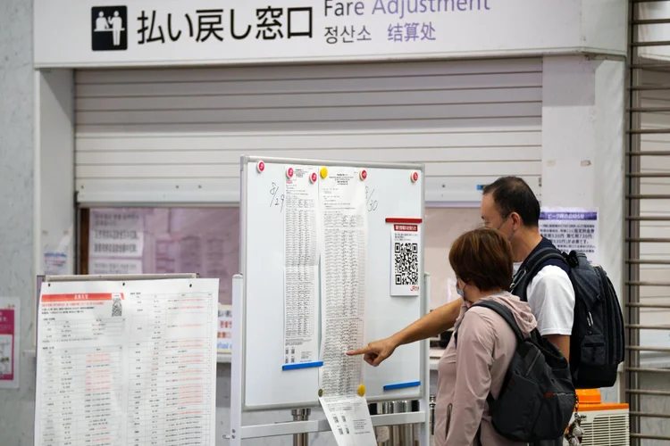 Tufão Shanshan fez com que viagens de avião e trem fossem cancelados em parte do Japão. (HIROSHI YAMAMURA/EFE)