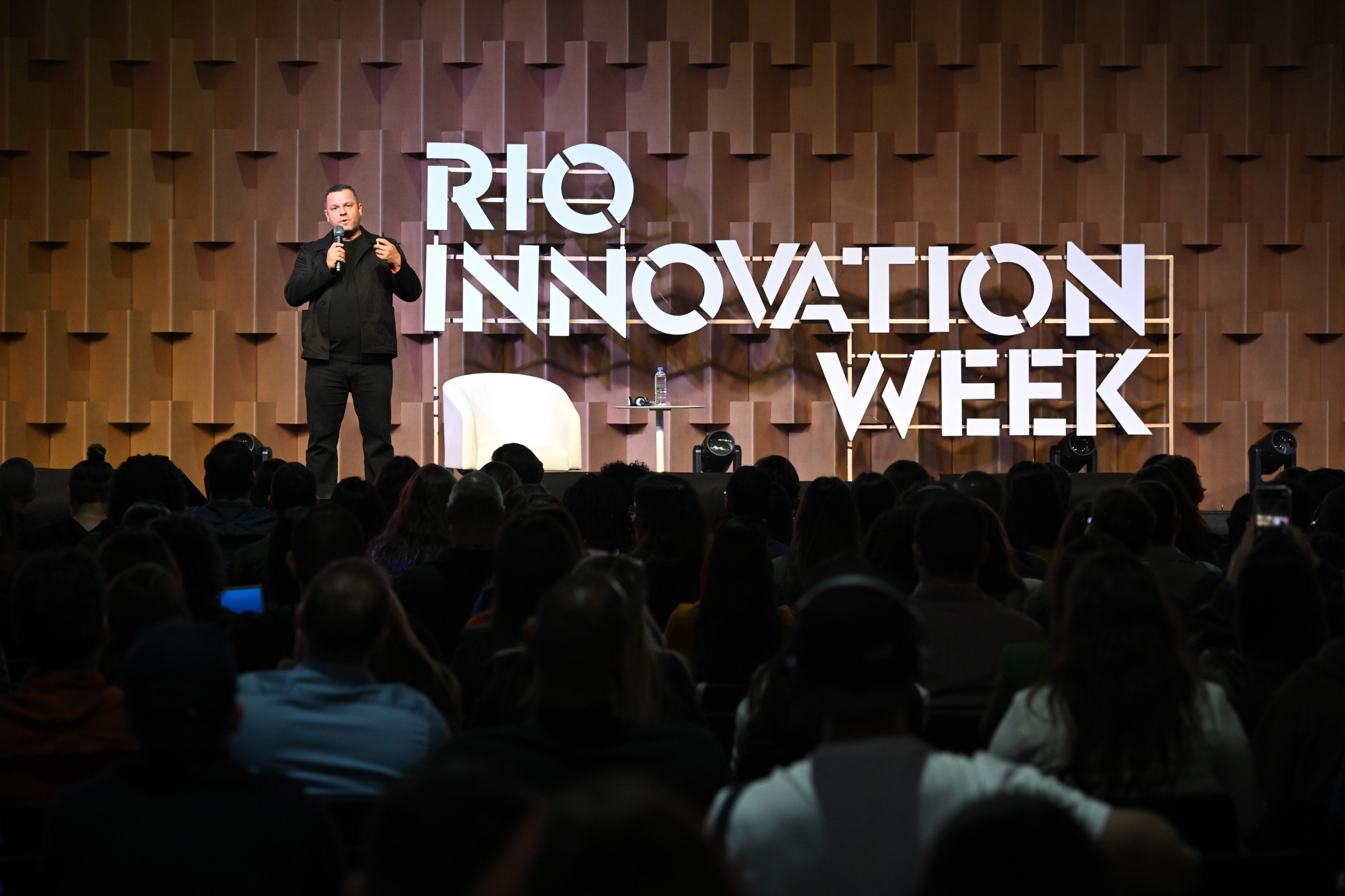 Quais foram as principais palestras e temas no segundo dia da Rio Innovation Week?