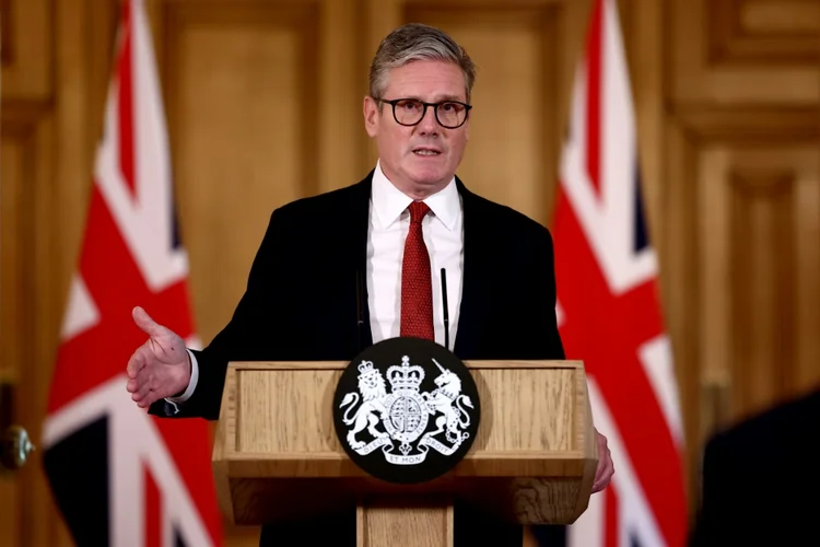 O primeiro-ministro britânico, Keir Starmer, faz um discurso durante uma coletiva de imprensa pelos confrontos após o esfaqueamento em Southport, no número 10 de Downing Street, no centro de Londres, em 1º de agosto de 2024 (AFP)