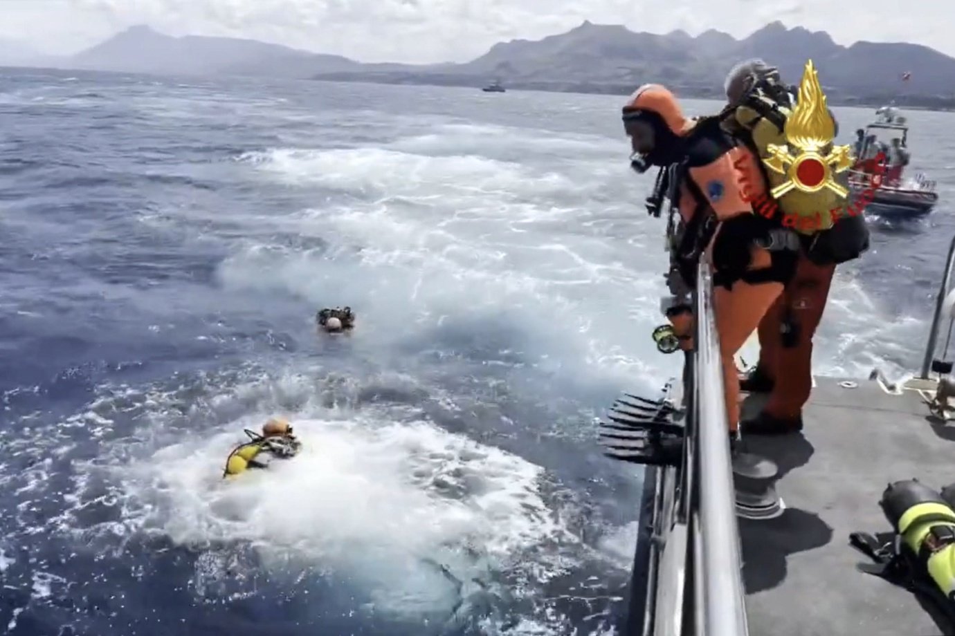 Um vídeo de distribuição disponibilizado pela Vigili del Fuoco mostra mergulhadores de cavernas do corpo de bombeiros italiano enquanto se preparam para retomar as inspeções do naufrágio do iate Bayesian, na costa da ilha da Sicília, sul da Itália, em 20 de agosto de 2024. Pelo menos uma pessoa morreu, seis continuam desaparecidas e 15 passageiros foram resgatados, depois que um veleiro de luxo de 56 metros de comprimento, o Bayesian, com 22 pessoas a bordo, afundou em 19 de agosto em Porticello, perto de Palermo, depois que um tornado atingiu a área. As seis pessoas desaparecidas ainda não foram identificadas, pois as equipes de mergulho estão tentando encontrar acesso às cabines do iate, situadas a 50 m abaixo da superfície da água. Os mergulhadores enfrentam dificuldades consideráveis ​​nessa profundidade, realizando buscas de 10 minutos por mergulho, disse Luca Cari, chefe de comunicações de emergência do comando geral do Corpo de Bombeiros