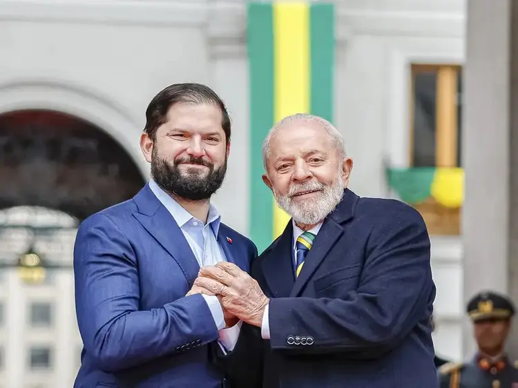 Presidente da República, Luiz Inácio Lula da Silva e o ao lado do Presidente do Chile, Gabriel Boric, posam para fotografia oficial durante cerimônia de chegada ao Palácio de La Moneda (Ricardo Stuckert/Agência Brasil)