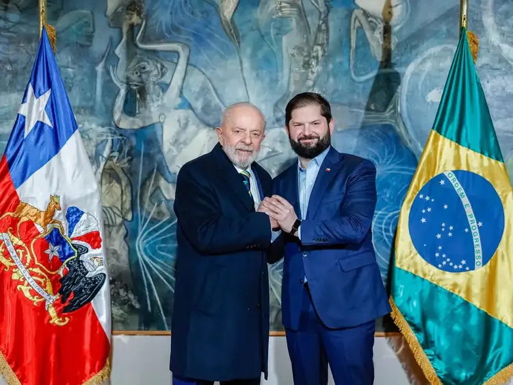 Presidente da República, Luiz Inácio Lula da Silva e o ao lado do Presidente do Chile, Gabriel Boric, posam para fotografia oficial, no Salão Azul do Palácio de La Moneda. Santiago (Ricardo Stuckert/Agência Brasil)