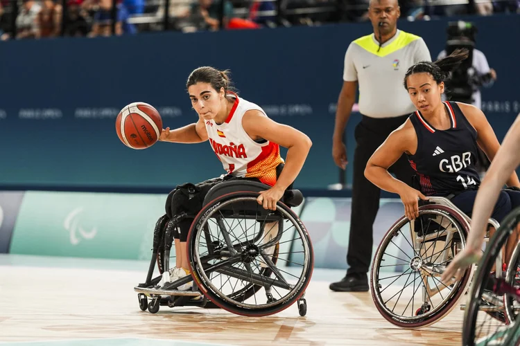 PARÍS (FRANCIA), 29/08/2024.- La selección española femenina de baloncesto en silla de ruedas cae en la ronda preliminar ante Gran Bretaña (34-69) durante los Juegos Paralímpicos París 2024 este jueves, en el Bercy Arena de la capital francesa. EFE/ David Ramírez SOLO USO EDITORIAL SOLO DISPONIBLE PARA ILUSTRAR LA NOTICIA QUE ACOMPAÑA (CRÉDITO OBLIGATORIO) (EFE/ David Ramírez)