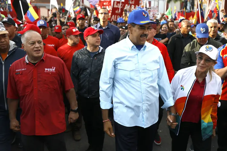 O presidente da Venezuela, Nicolás Maduro (c), caminha com sua esposa, Cilia Flores, e o primeiro vice-presidente do governista Partido Socialista Unido da Venezuela (PSUV), Diosdado Cabello (i), durante manifestação a favor do Governo Maduro, no sábado 17 de agosto em Caracas  (Miguel Gutiérrez/EFE)