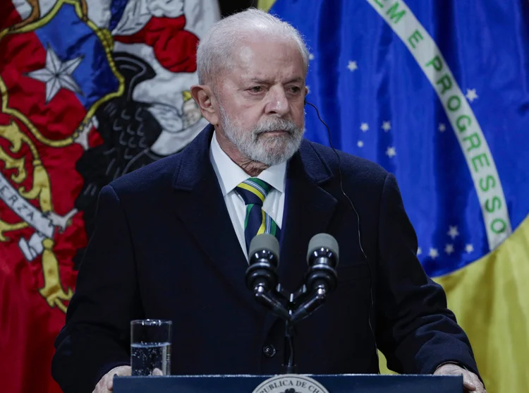 O presidente do Brasil, Luiz Inácio Lula da Silva, fala durante entrevista coletiva conjunta com o presidente do Chile, Gabriel Boric, nesta segunda-feira no palácio La Moneda, em Santiago (Chile) (Elvis González/EFE)