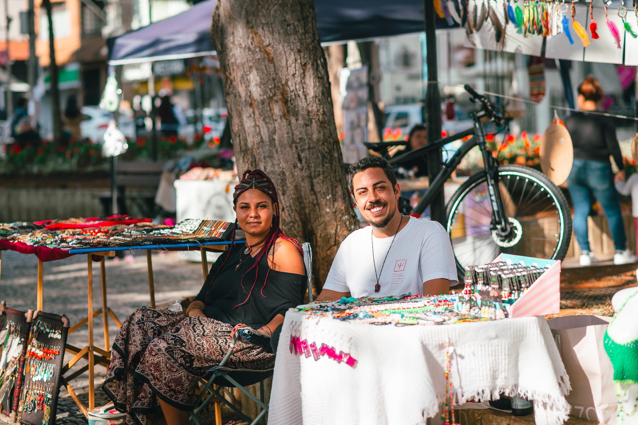 Hacktown: na Praça da Mantiqueira, vendedores se reúnem para vender artesanato