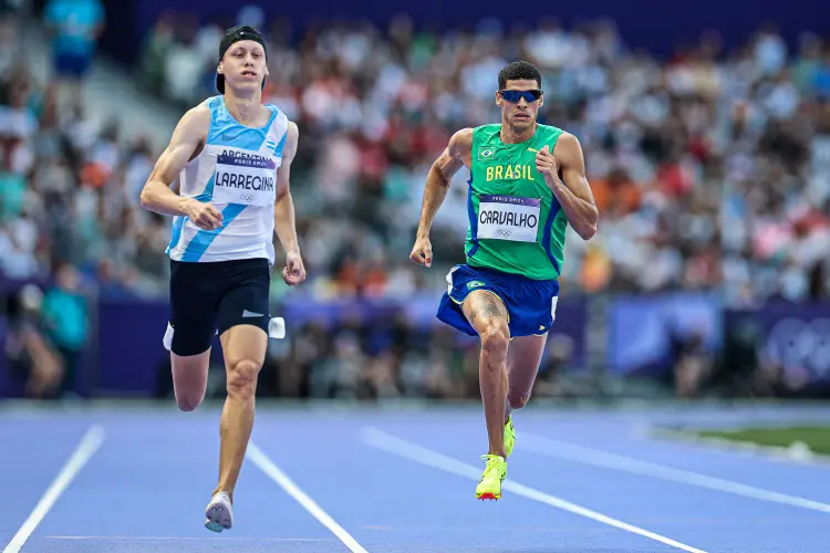 2024.08.05 - Jogos Olímpicos Paris 2024 - Atletismo - 400m rasos masculino - Lucas Carvalho na disputa das eliminatórias - Foto: Wander Roberto/COB