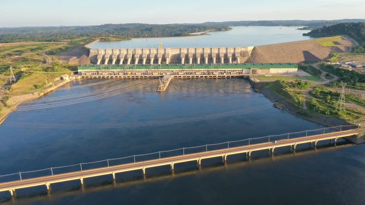 Imagens aéreas feitas por drone da casa de força principal da UHE Belo Monte, contemplando o reservatório intermediário, casa de força e canal de fuga. (Particular Filmes/Divulgação)