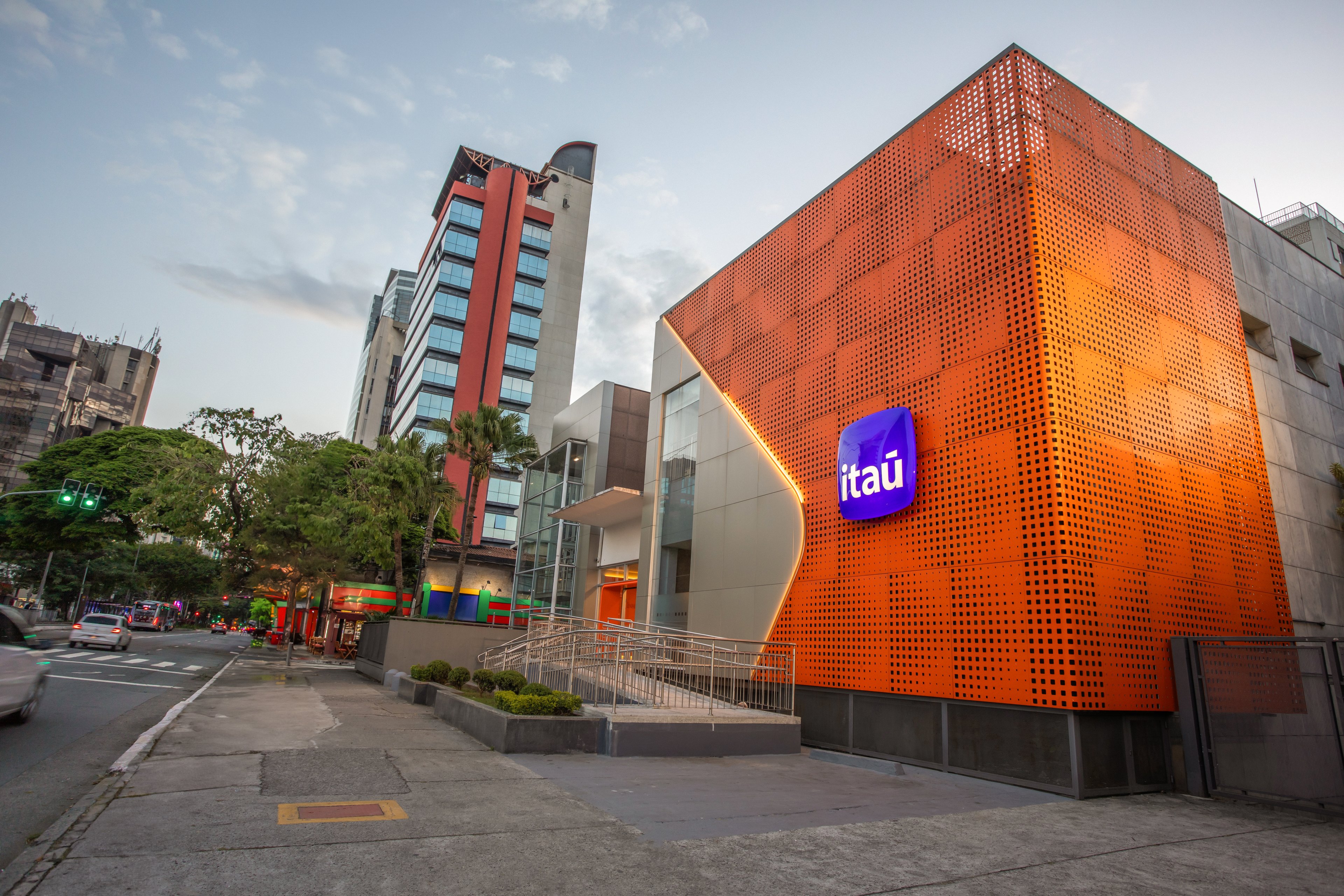 Lucro do Itaú alcança R$ 10,6 bilhões no 3º trimestre e tem alta de 18,1%