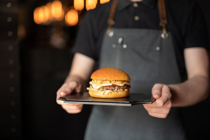 Pesquisa aponta para alta nos gastos com comida fora de casa, registrando R$ 61 bi no foodservice