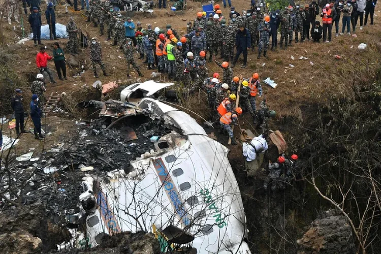 Equipes de resgate atuam no local onde avião caiu no Nepal em 15 de janeiro de 2023 (Prakash Mathema /AFP)