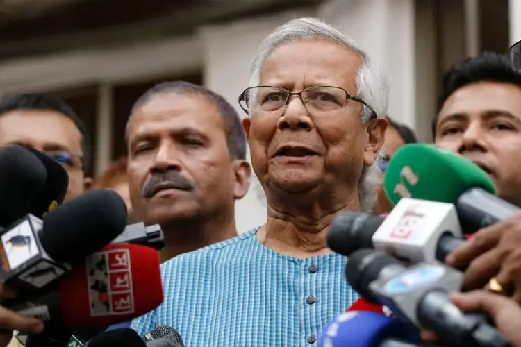 Prêmio Nobel da Paz, Muhammad Yunus, diz estar disposto a assumir governo interino de Bangladesh (AFP)