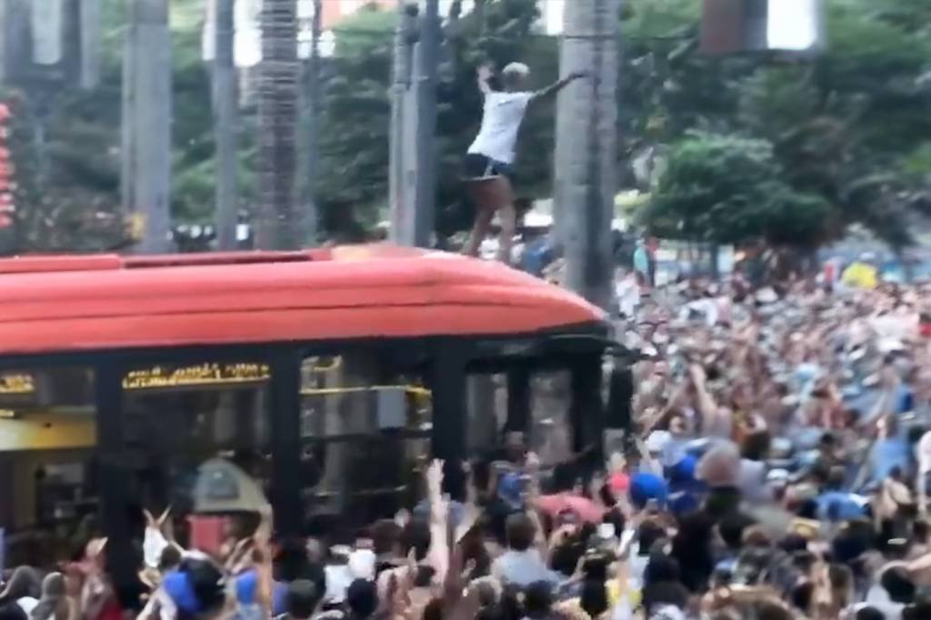 Brasileiro que viralizou ao dançar em cima de ônibus no carnaval cai e morre após briga na Rússia