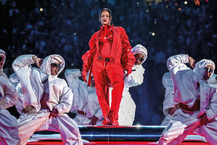 No Super Bowl 2023, Rihanna voltou aos holofotes depois de cinco anos afastada dos palcos. A cantora aproveitou a exposição para promover suas marcas e anunciar a gravidez do segundo filho  (Roc Nation/Getty Images)