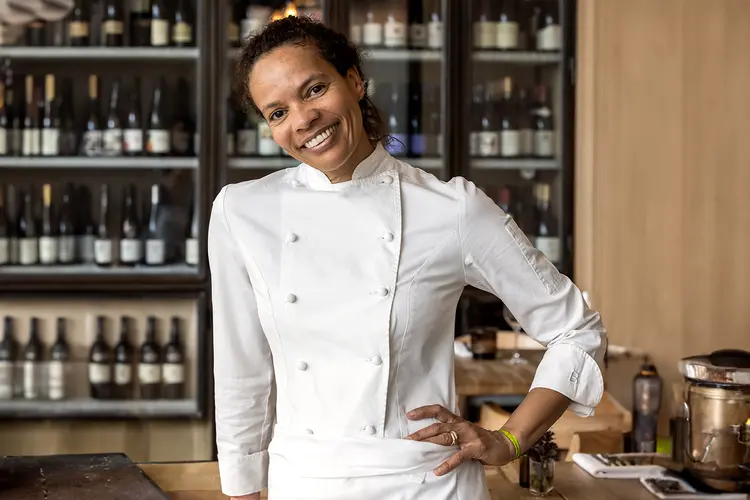Alessandra Montagne: chef brasileira possui dois restaurantes em Paris, e irá comandar um restaurante no Museu do Louvre.  (Anne Claire/Divulgação)