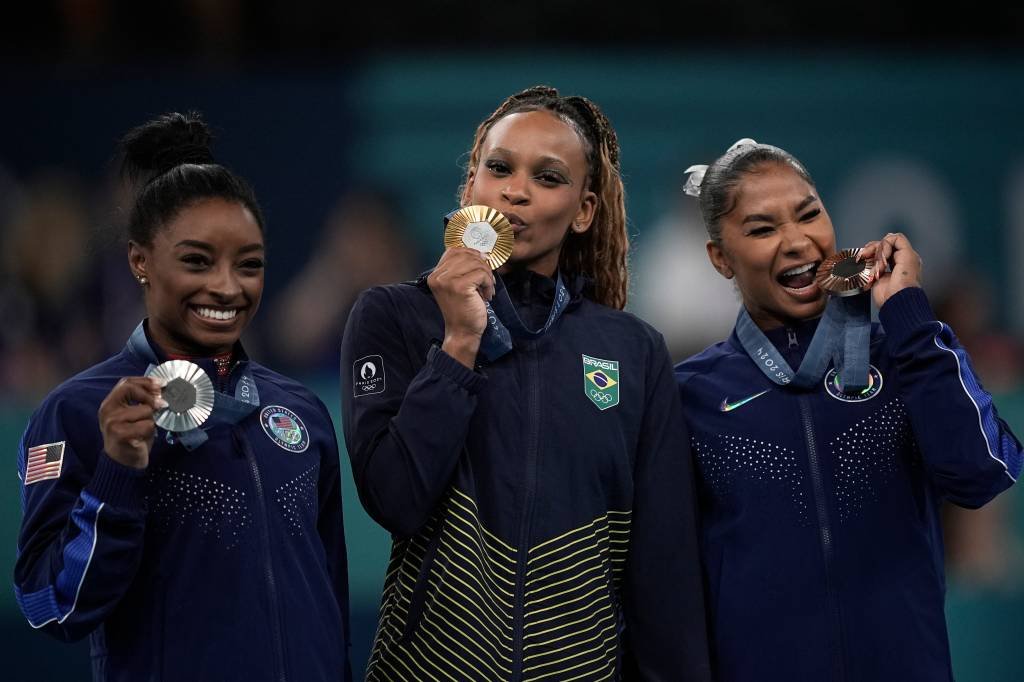 A ginasta brasileira Rebeca Andrade conquista a medalha de ouro na final do solo.