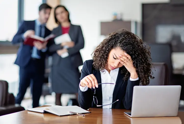 Desconforto no ambiente de trabalho: Embora o bullying e o assédio moral compartilhem semelhanças, como a natureza repetitiva e o impacto negativo sobre a vítima, eles apresentam diferenças importantes (praetorianphoto/Getty Images)