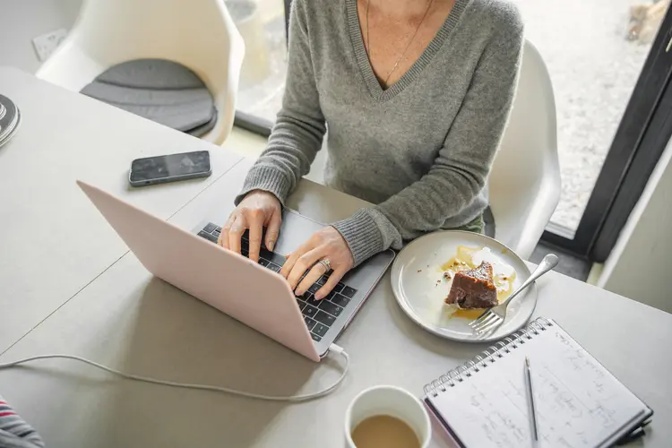 Para aumentar as chances de ser contratado por empresas no exterior, é essencial manter o currículo atualizado e em inglês em sites como o LinkedIn. (Justin Paget/Getty Images)