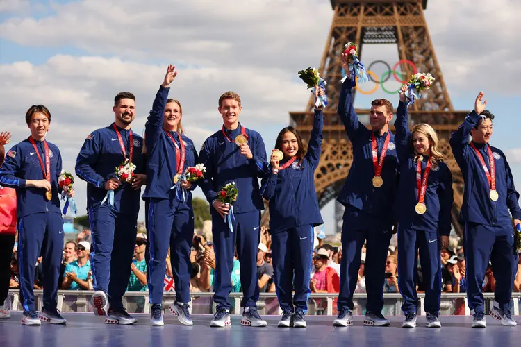 Equipe americana recebeu medalhas olímpicas debaixo da Torre Eiffel. (Getty Images/Getty Images)