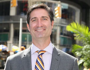 Um ano de Brian Niccol como CEO da Starbucks: avanços na recuperação e dúvidas em Wall Street