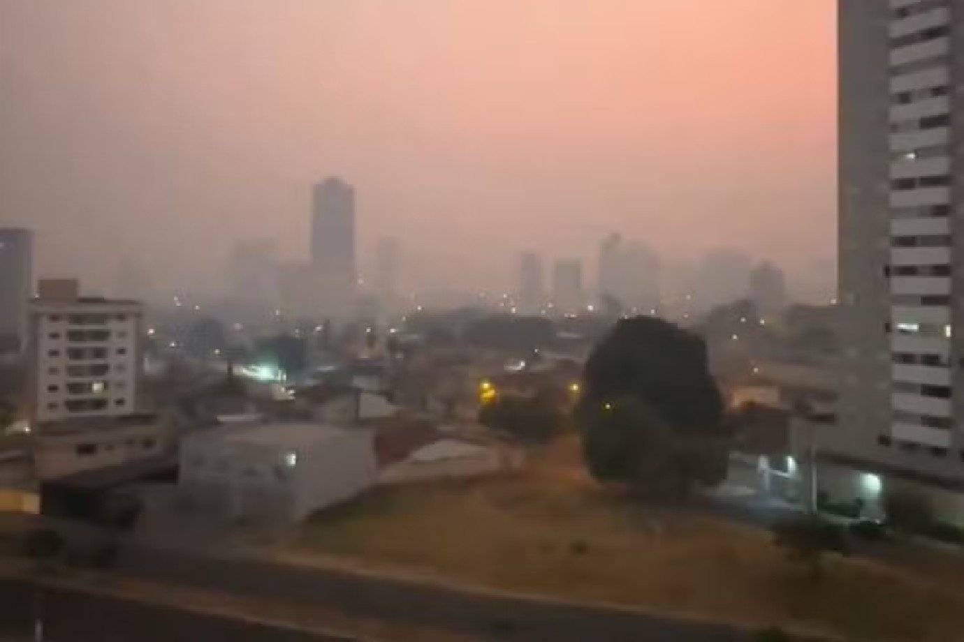 Fumaça de incêndios em Brasília e Goiás afeta ao menos 26 voos